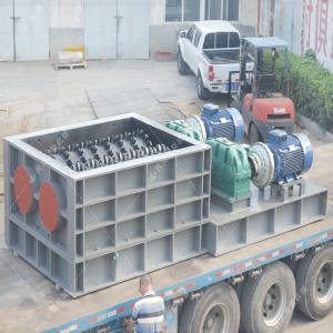 大型強力分級雙齒輥破碎機發往山東破碎煤(méi)矸石